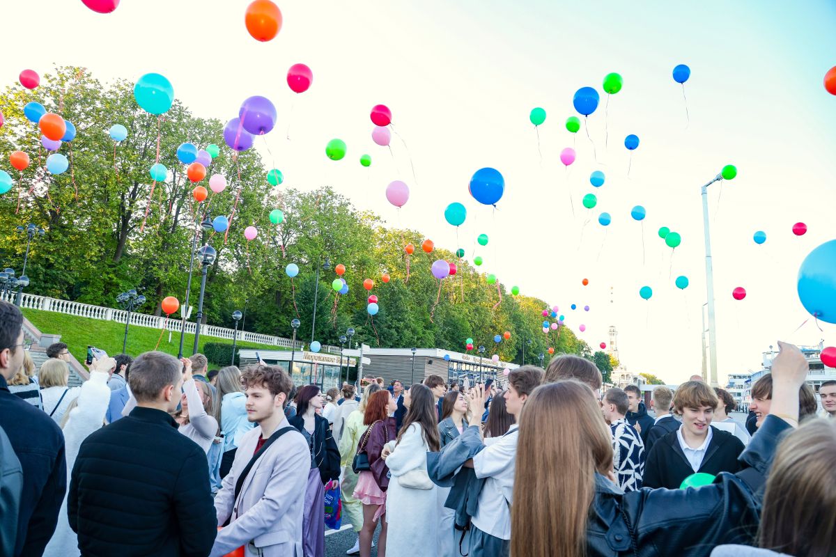 салют из воздушных шаров на выпускной